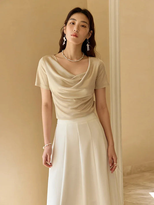 Kurzärmlige Bluse im minimalistischen Stil mit Wickeldesign und Kontrastnähten in Schwarz-Weiß – sommerlich elegant