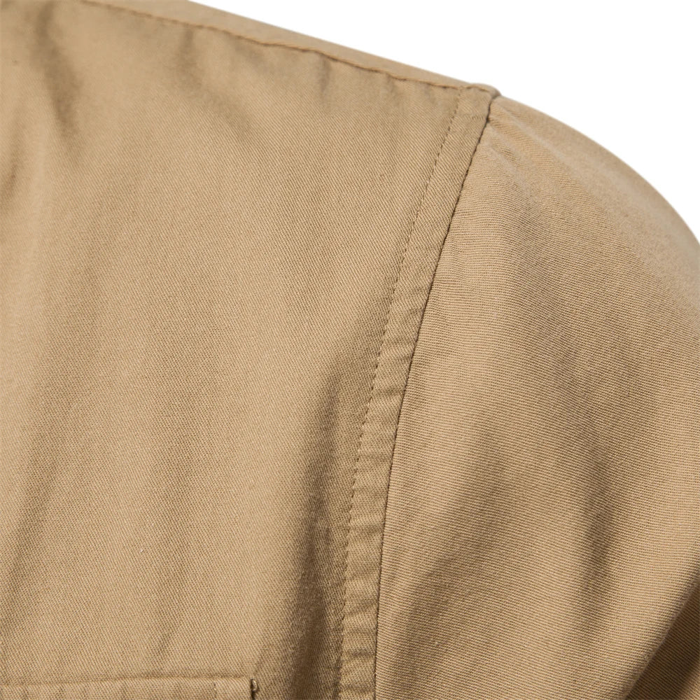 Herren Hemd im einfarbigen Militärstil mit Taschen für den Herbst