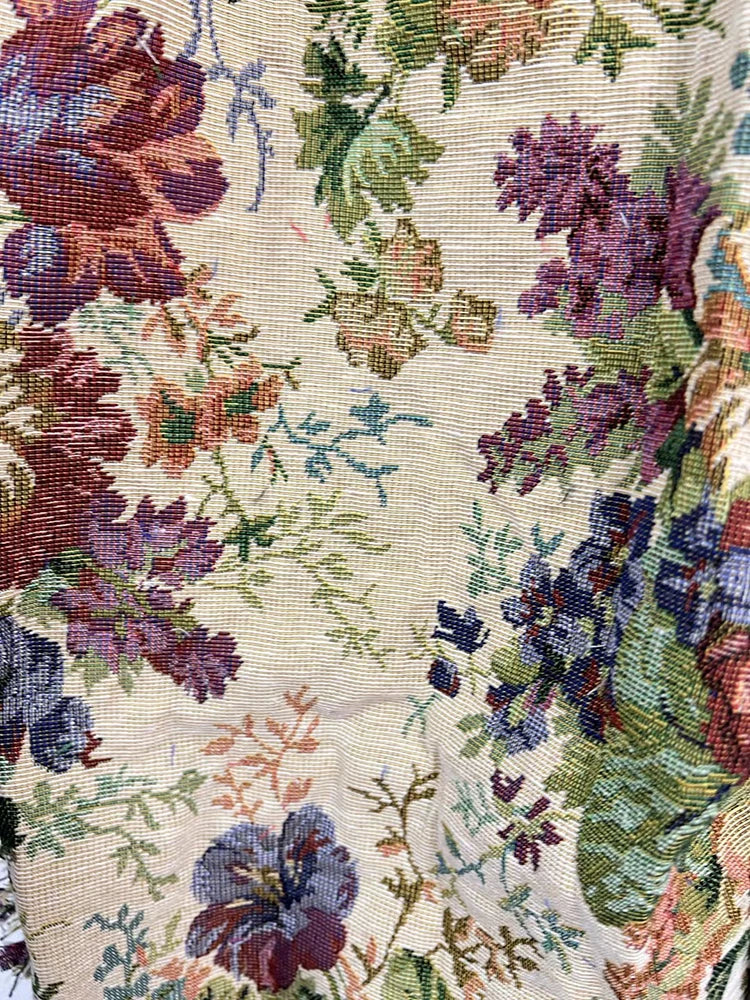 Elegantes Damenkleid mit Stehkragen und kurzen Ärmeln, bestickt und mit Spitzen-Patchwork – modisch und schick.