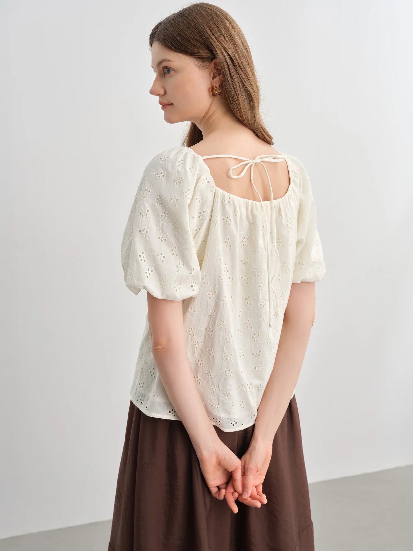 Lässiges Plus-Size Damen T-Shirt mit U-Ausschnitt und Rüschen, gestrickt im Fake-Zweiteiler-Look.