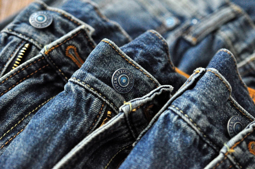 Männer Jeans im Vintage-Stil mit bestickten Patches und zerrissenen Details