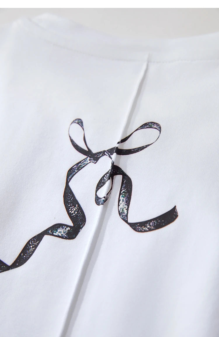 Damen T-Shirt im Minimalismus-Stil mit coolem Druck aus antimikrobieller Baumwolle
