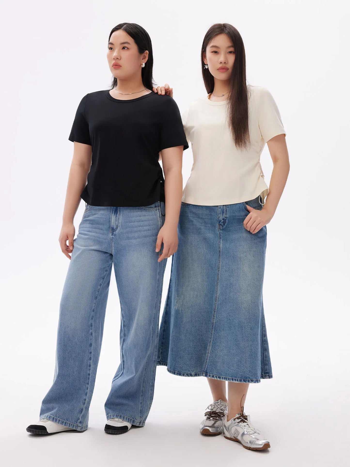 Beiges Damen-T-Shirt mit Rundhalsausschnitt und kontrastierendem Buchstaben-Print – ideal für den Sommer
