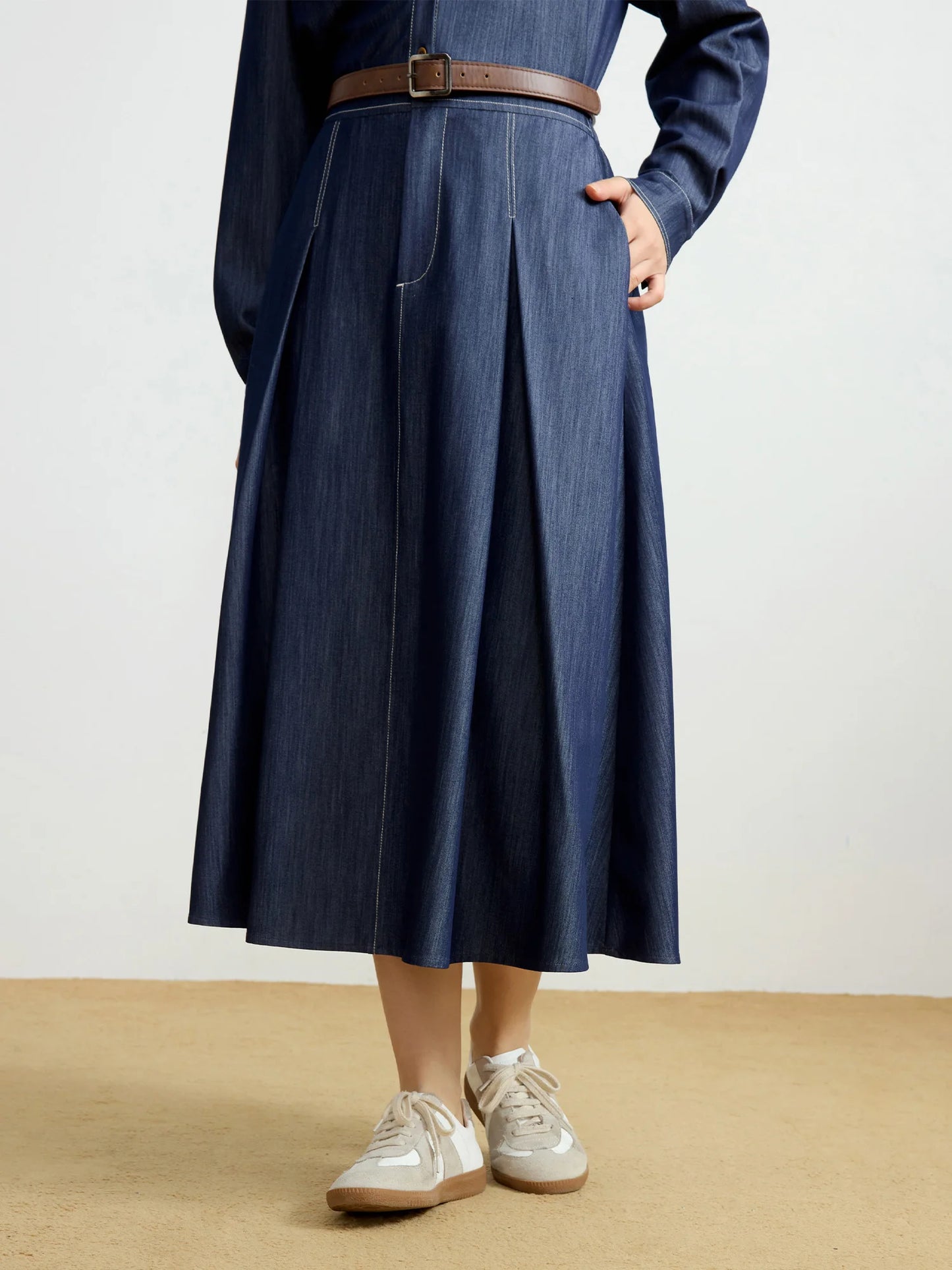 Kurzes Damen-Polo-Strickshirt mit Kontrastfarbe und Puppenkragen – modisch und vielseitig für den Sommer.