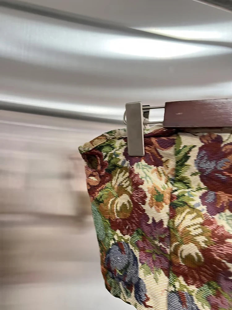 Elegantes Damenkleid mit Stehkragen und kurzen Ärmeln, bestickt und mit Spitzen-Patchwork – modisch und schick.