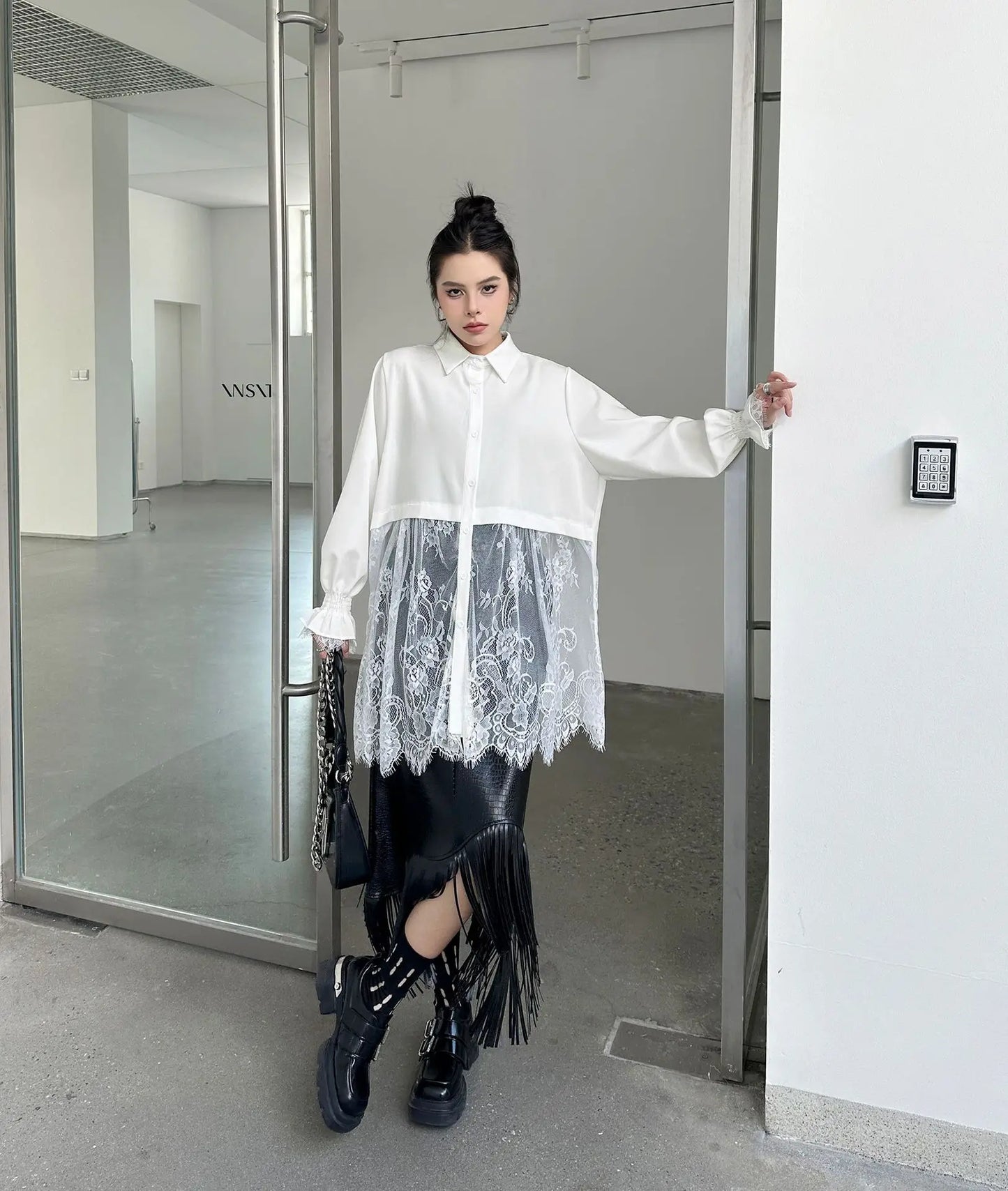 Elegantes Damen-Minikleid mit Rundhalsausschnitt, langen Ärmeln und Schnürung im Patchwork-Design – figurbetont und stilvoll.