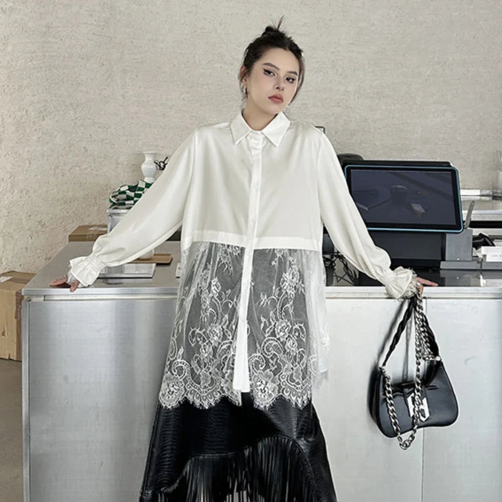 Elegantes Damen-Minikleid mit Rundhalsausschnitt, langen Ärmeln und Schnürung im Patchwork-Design – figurbetont und stilvoll.