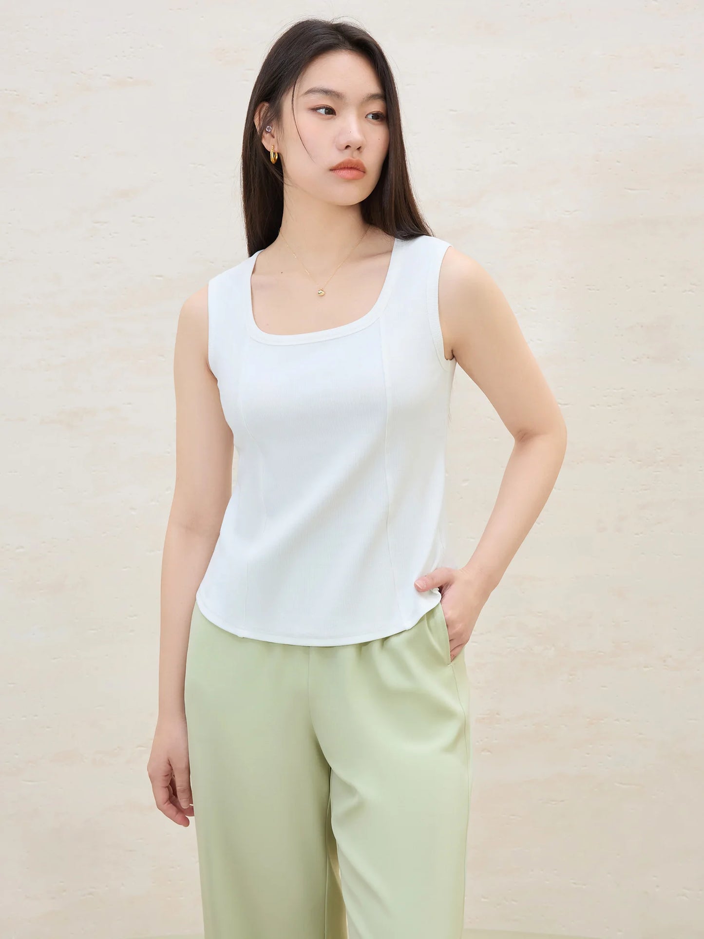 Kurzärmeliges Damen-T-Shirt aus Lyocell mit V-Ausschnitt und Metallperlen-Details – vielseitig und lässig für den Sommer