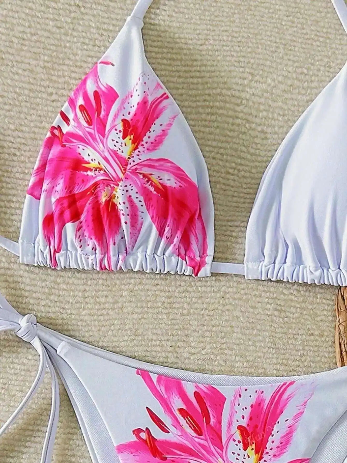 Sommerlicher roter Bikini mit Push-up-Effekt – verführerisches Bade-Set im brasilianischen Stil für Strand und Pool.