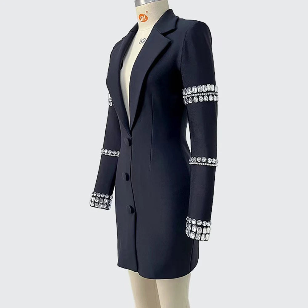 Elegantes Damenkleid mit Rundhalsausschnitt, halblangen Ärmeln und Spitzen-Patchwork-Design – figurbetont und stilvoll.