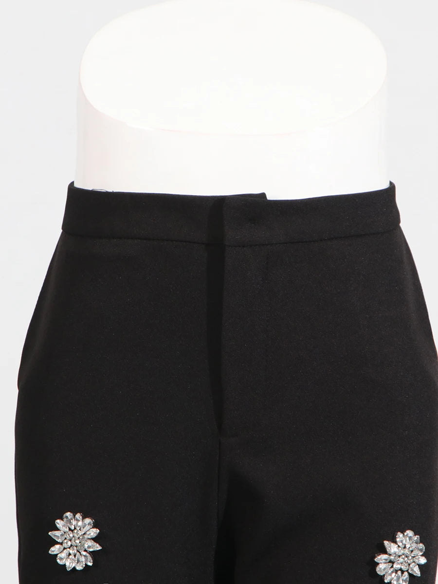 Ärmelloses Damen-Spitzenkleid mit Rundhalsausschnitt und Patchwork-Design – figurbetont und mit Hohldetails.