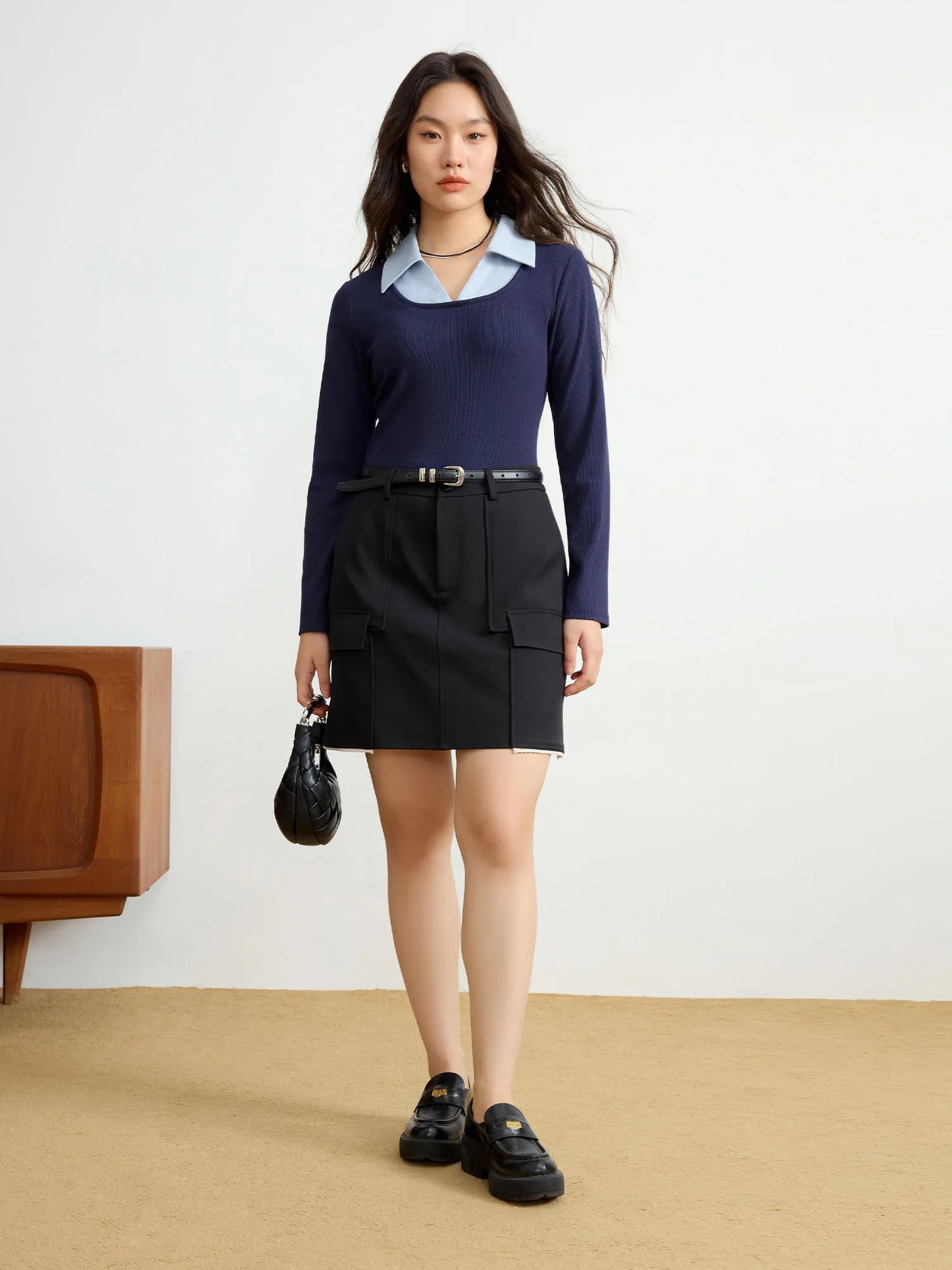 Elegante Damen-Spitzenbluse mit langen Ärmeln und Knopfleiste in sanftem Beige und Lila – ideal für den Winter.