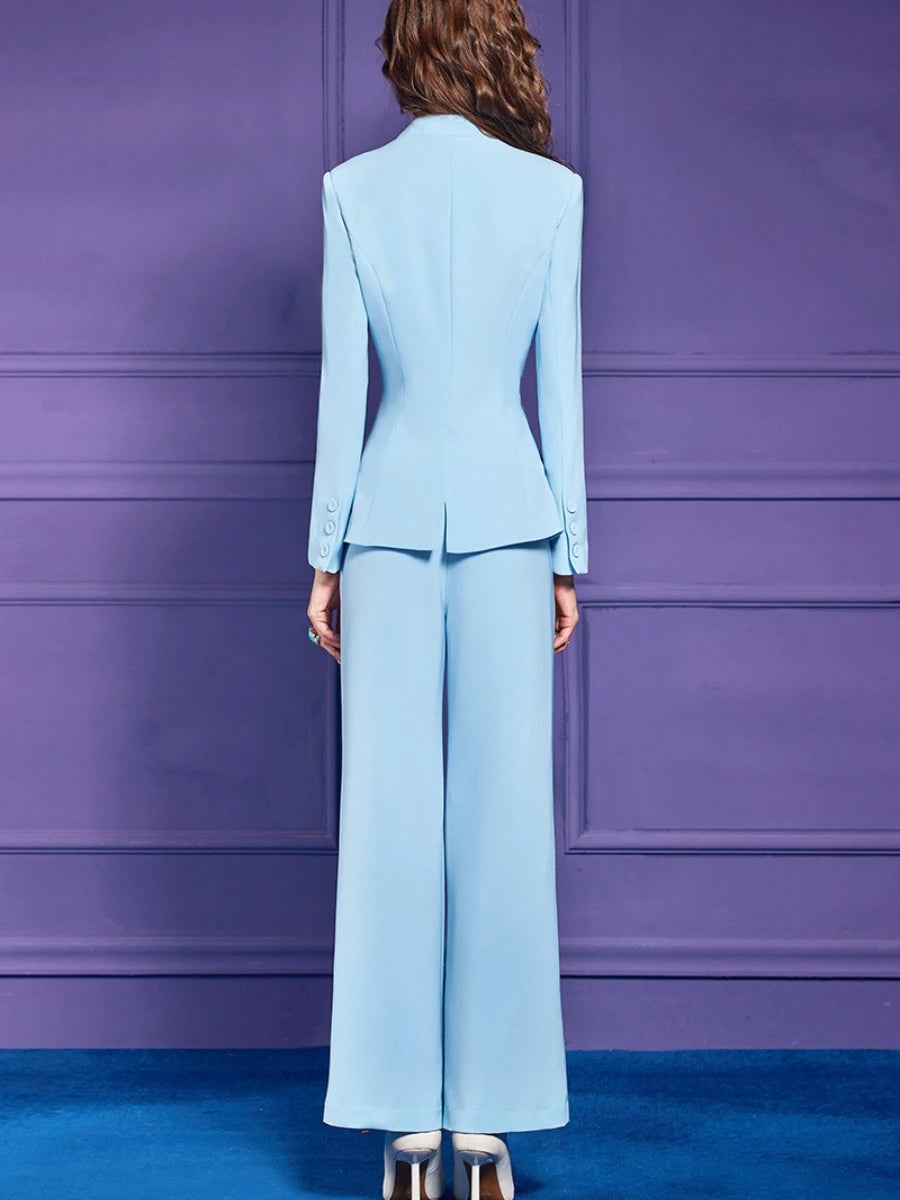 Elegantes Damenkleid mit quadratischem Ausschnitt, langen Ärmeln und Quasten-Details – figurbetont und mit Patchwork-Falten.