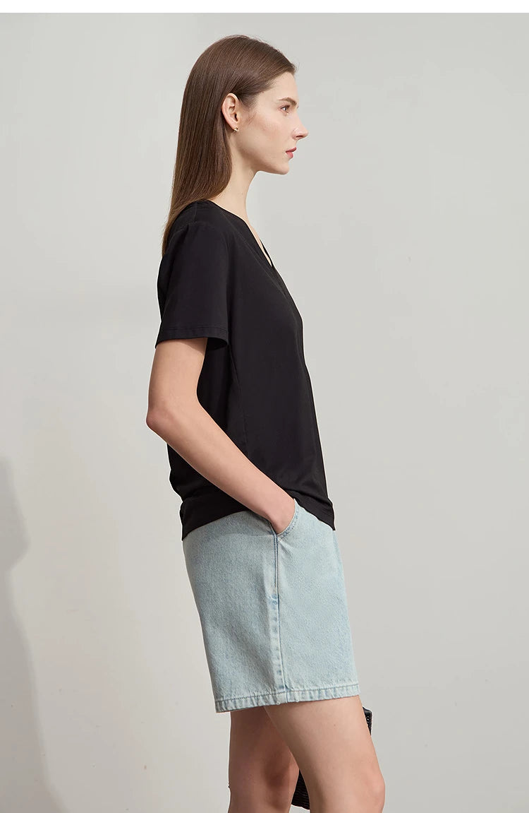 Damen Top im minimalistischen Sommerstil mit einfarbiger Buchstabenstickerei