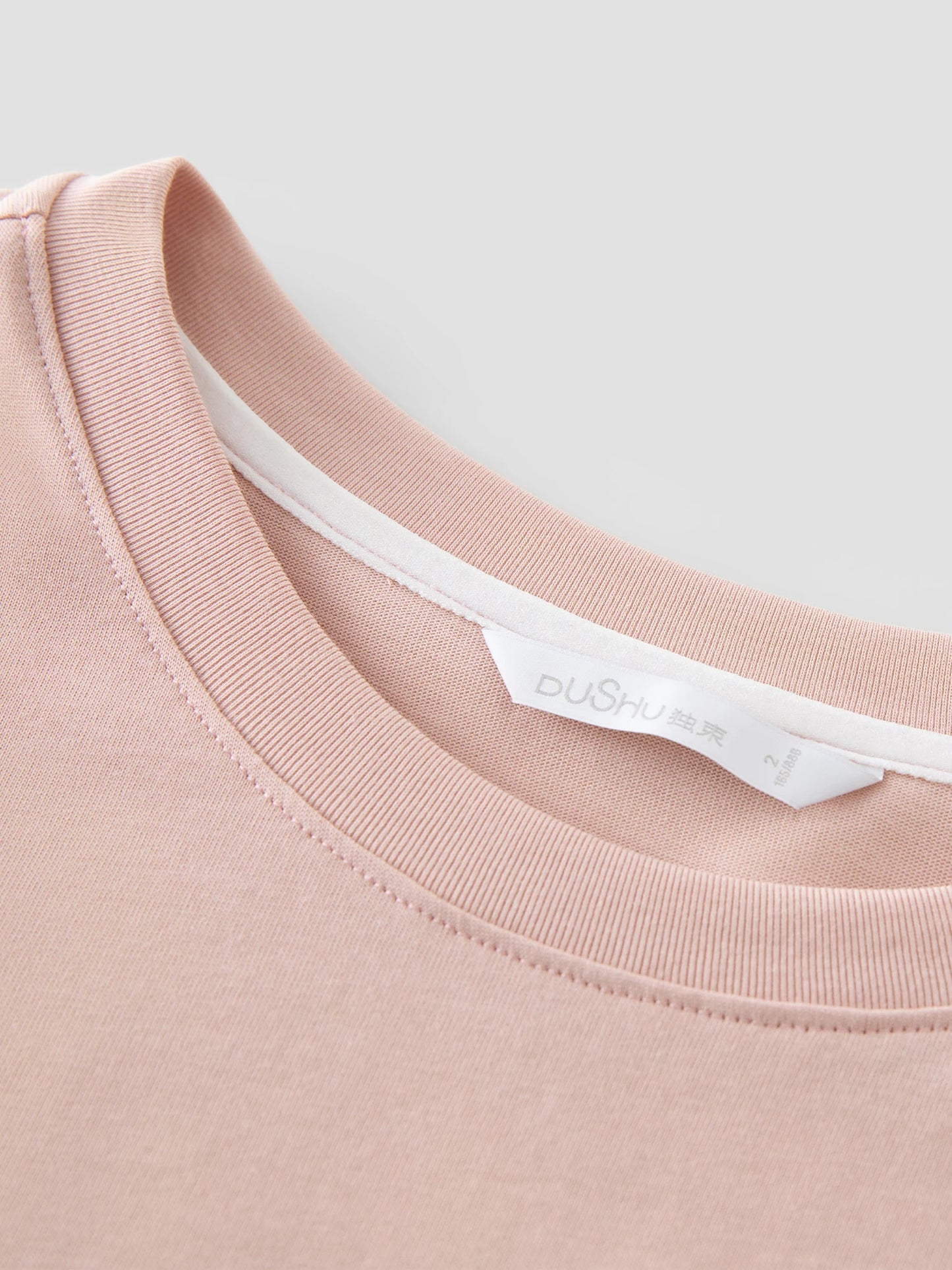 Vielseitiges Damen-T-Shirt mit V-Ausschnitt und langen Ärmeln – lässig und figurbetont für den Frühling