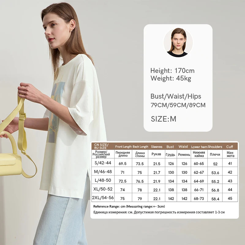 Damen T-Shirt im minimalistischen Design mit unregelmäßigem Schnitt und abstraktem Druck