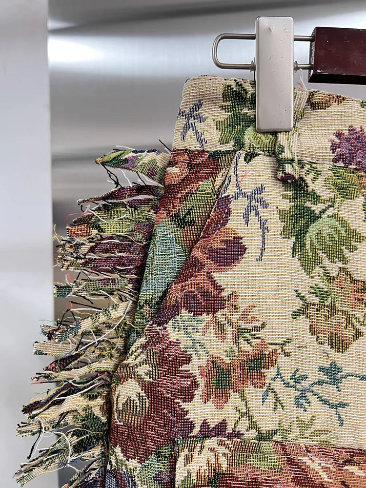 Elegantes Damenkleid mit Stehkragen und kurzen Ärmeln, bestickt und mit Spitzen-Patchwork – modisch und schick.