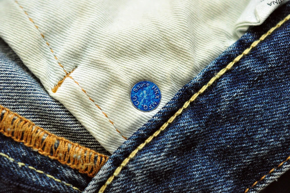 Männer Jeans im Vintage-Stil mit bestickten Patches und zerrissenen Details