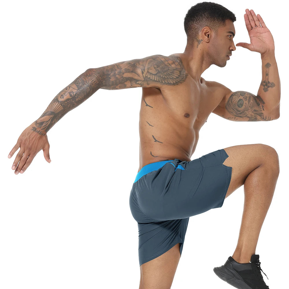 Sommerliche Herren-Badeshorts mit Camouflage-Streifen, schnelltrocknend, mit Reißverschlusstaschen und Mesh-Futter – ideal für Strand und Surfen.