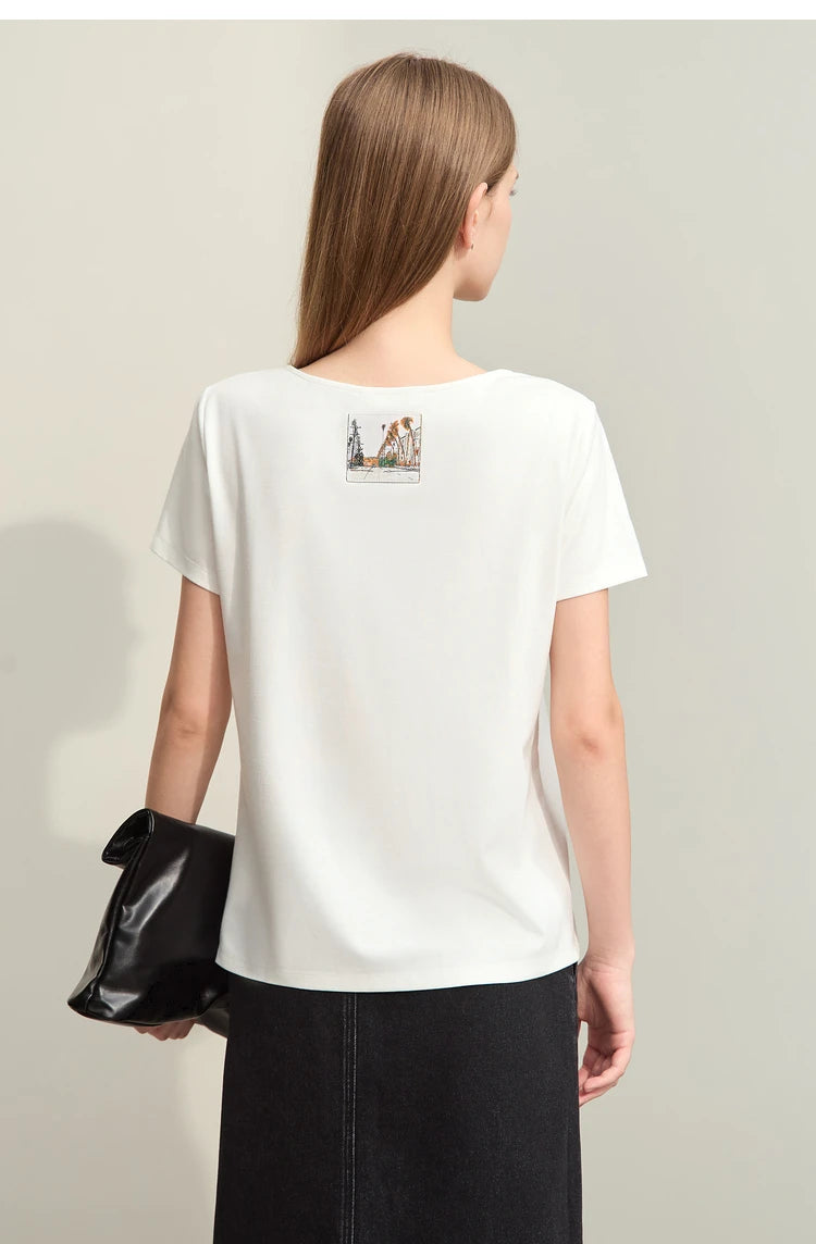Damen T-Shirt im minimalistischen Stil mit großem U-Ausschnitt und kurzen Ärmeln
