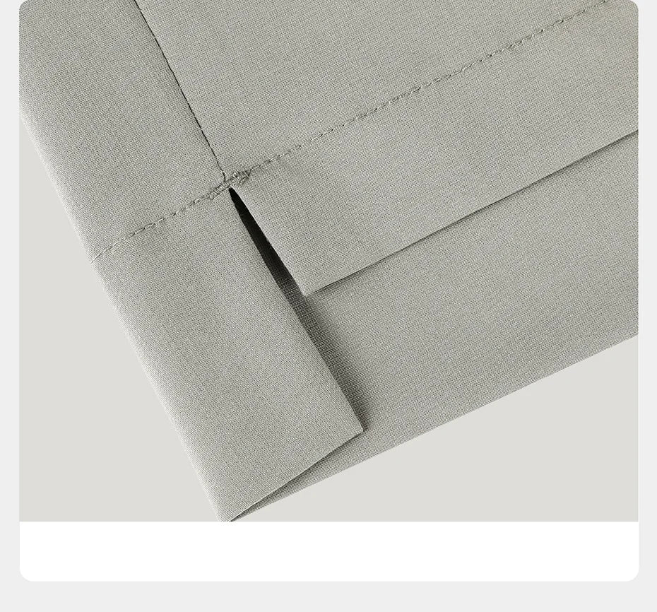 Eleganter Herrenanzug mit grauem Nadelstreifen, doppelreihigem Sakko, Weste und Hose – ideal für Hochzeit, Büro und festliche Anlässe.