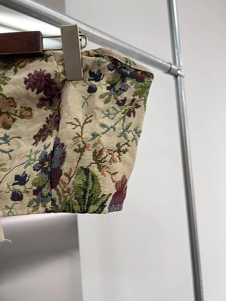 Elegantes Damenkleid mit Stehkragen und kurzen Ärmeln, bestickt und mit Spitzen-Patchwork – modisch und schick.