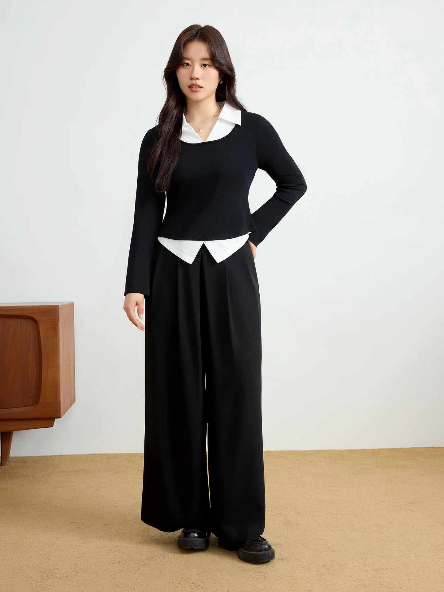 Elegante Damen-Spitzenbluse mit langen Ärmeln und Knopfleiste in sanftem Beige und Lila – ideal für den Winter.