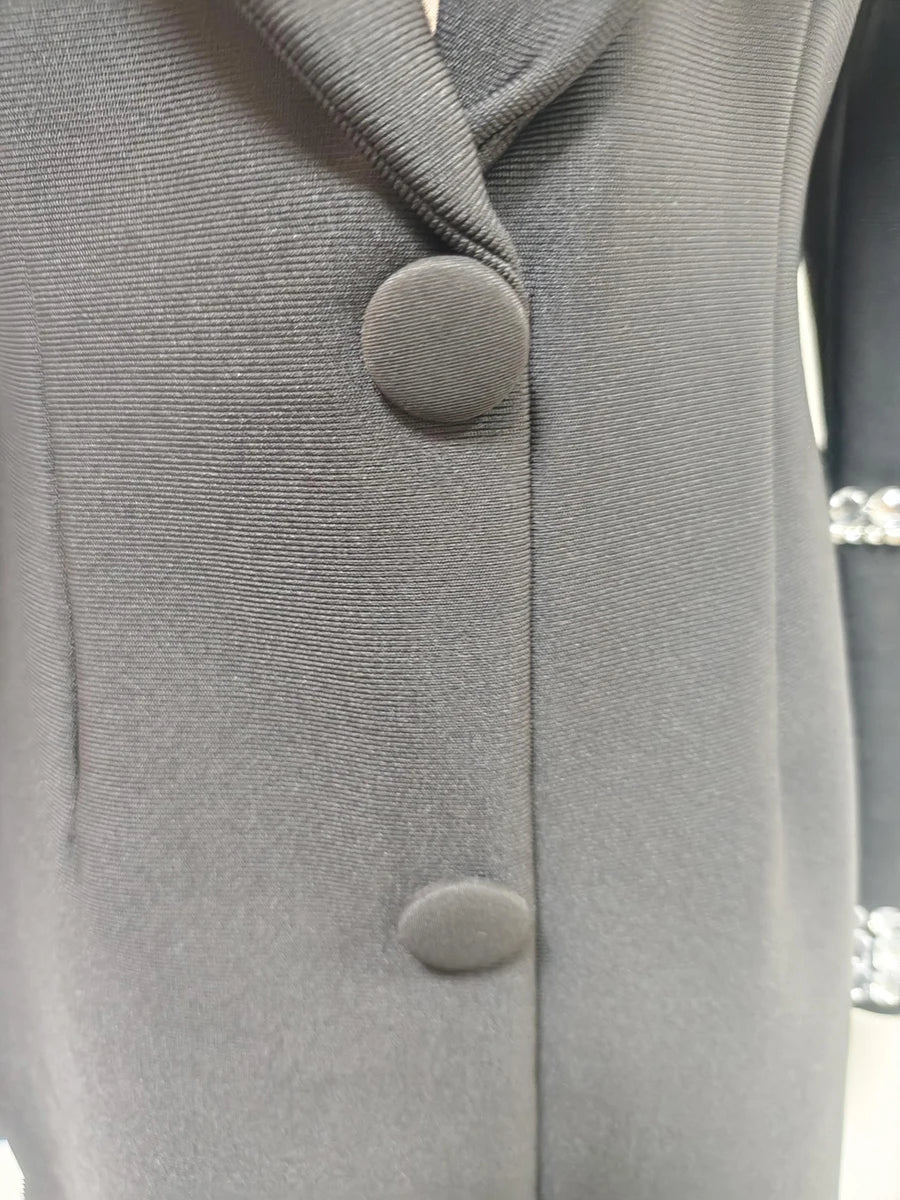 Damen-Dreiteiler mit Perlenbesatz: Langarmhemd mit Reverskragen, ärmellose Weste und lange Hose