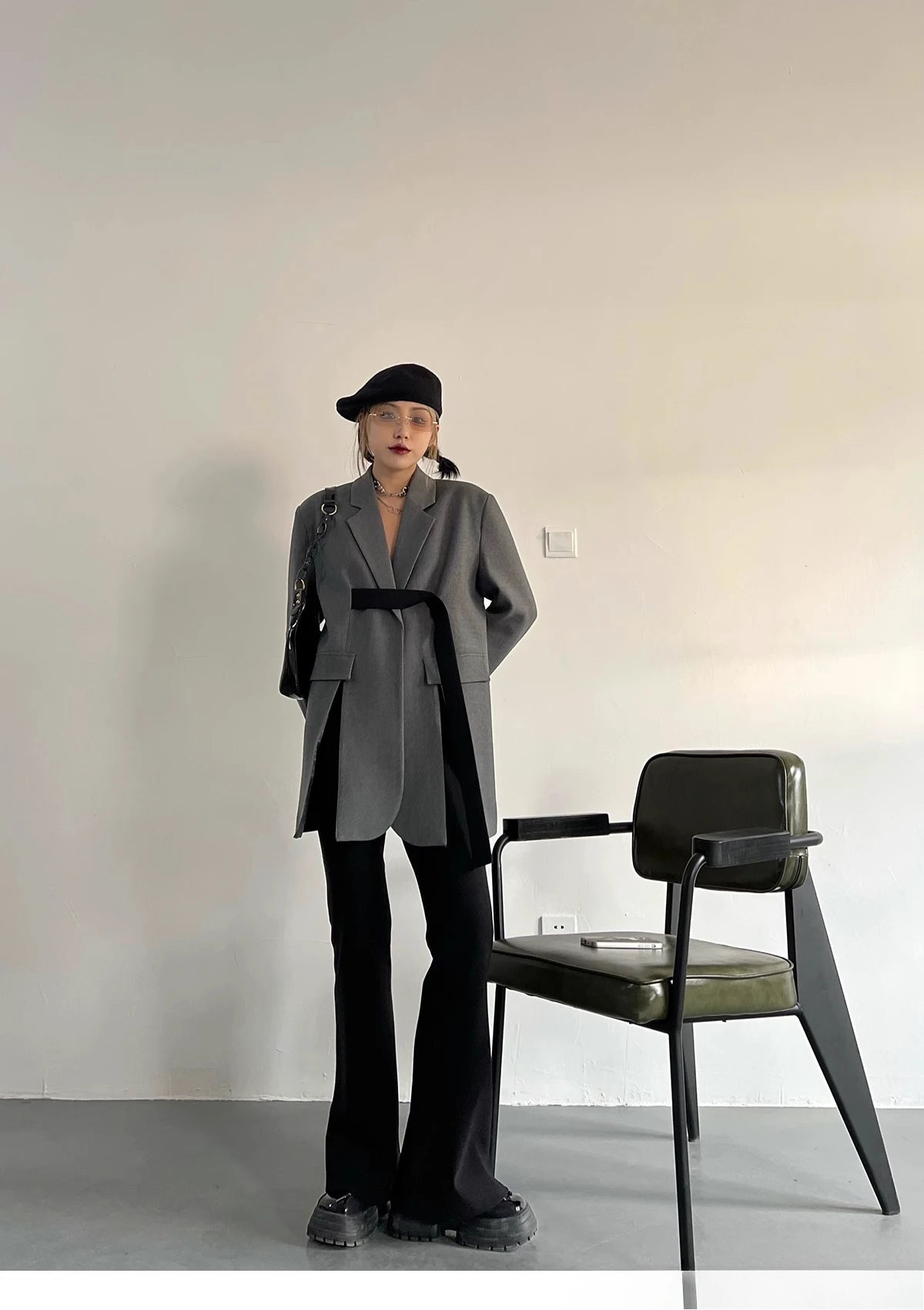 Elegantes Damen-Kleid mit Stehkragen und langen Ärmeln – Schlankes Design mit Diamant- und Ketten-Patchwork