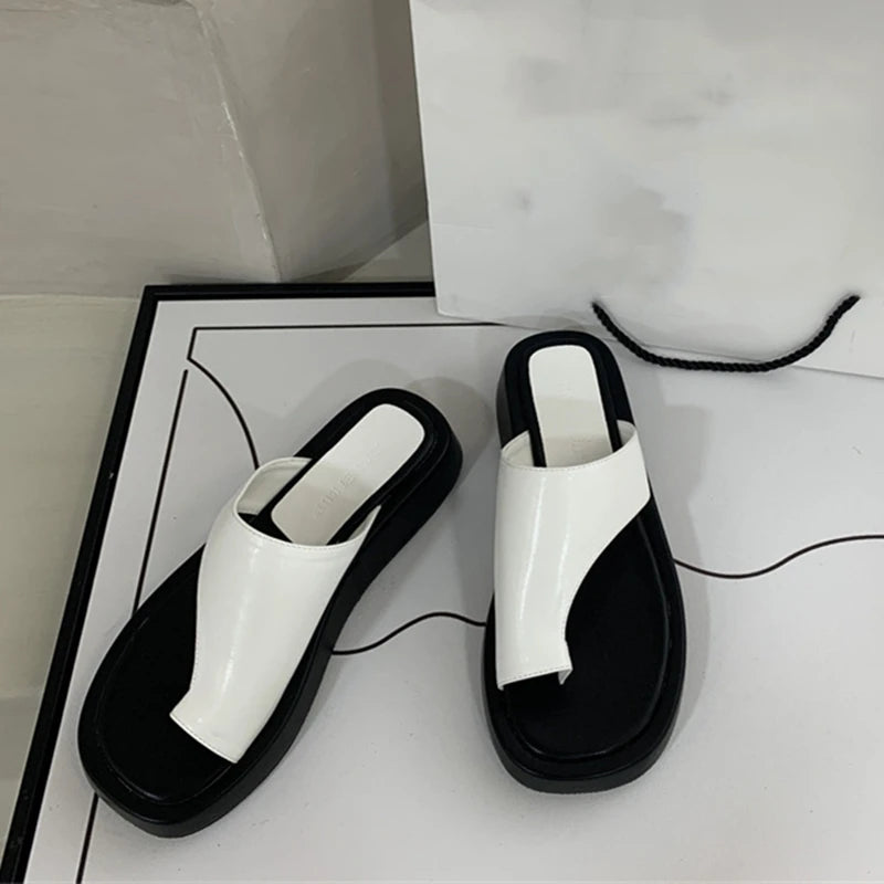 AIYUQI 2025, neue Damen-Hausschuhe, Slip-on-Strandschuhe mit flachen Sohlen, große Damensandalen mit dicken Sohlen