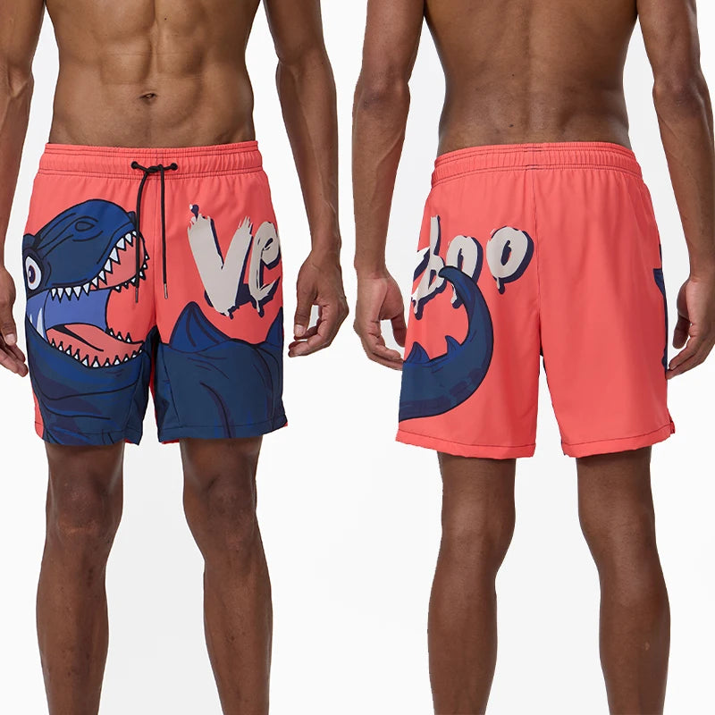 Sommerliche Herren-Badeshorts aus Polyester mit schnelltrocknendem Druck und Mesh-Innenfutter – ideal für Strand und Sport in großen Größen.