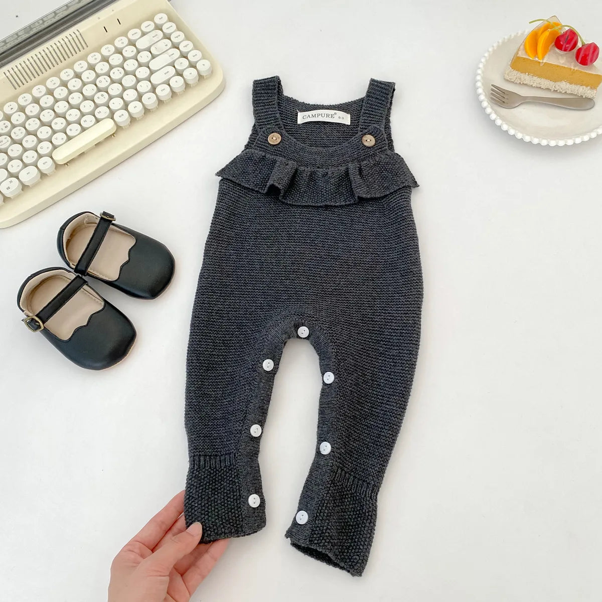 Baby Strampler aus Strick mit Rüschen für Jungen und Mädchen