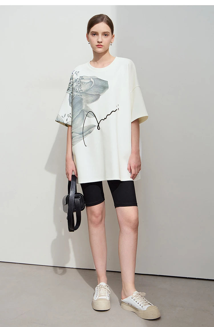 Damen T-Shirt mit lockerem O-Ausschnitt und Blumenmuster sowie Stickerei