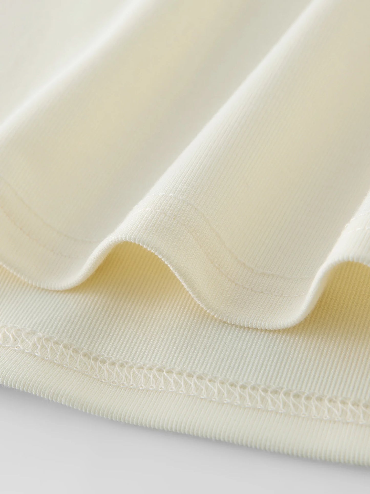 Beige Damenbluse mit Puffärmeln und Umlegekragen, einreihig mit Knopfverzierung – leichtes, kurzes Design