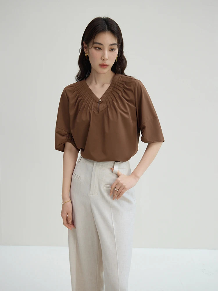 Elegantes Damen-T-Shirt in Weiß mit einzigartigem Design und vielseitigem Kragen – ideal für den Sommer.