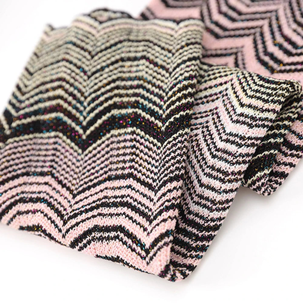 Zweiteiliges Damen-Set mit Rundhals und langen Ärmeln – Oberteil mit Diamant-Details und Rock mit hoher Taille und Patchwork-Taschen.