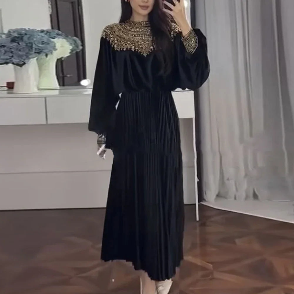 Elegantes Damenkleid mit Rundhalsausschnitt und langen Ärmeln – Patchwork-Design mit Perlen für einen stilvollen Auftritt.