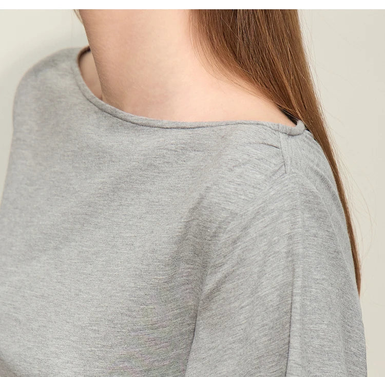 Damen T-Shirt im Minimalismus-Stil mit asymmetrischem Slash Neck und Raffen