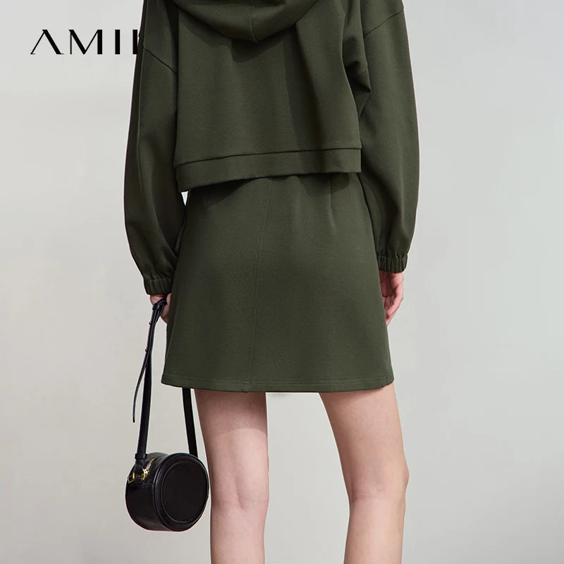 Eleganter Damen-Minirock dunkelgrün, Kordelzug am Bund, seitliche Taschen, Ansicht von hinten