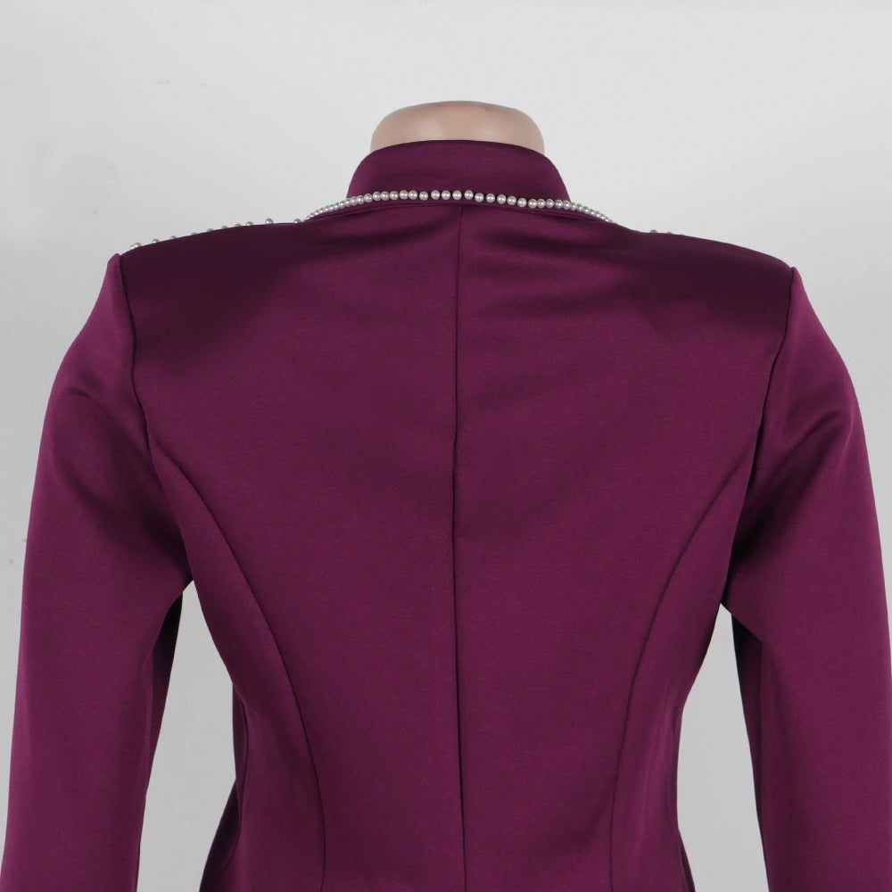 Zweiteiliges Damen-Set mit quadratischem Ausschnitt, ärmellosem Oberteil und hoch tailliertem Midirock mit Federn-Design.