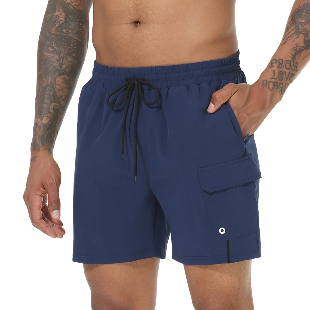 Sommerliche Herren-Badeshorts mit Camouflage-Streifen, schnelltrocknend, mit Reißverschlusstaschen und Mesh-Futter – ideal für Strand und Surfen.