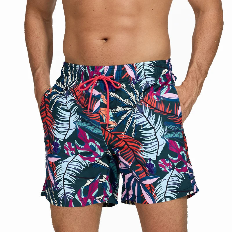 Kurze Herren-Shorts mit Print, Reißverschlusstaschen und schnelltrocknendem Material – ideal für Strand und Sport.