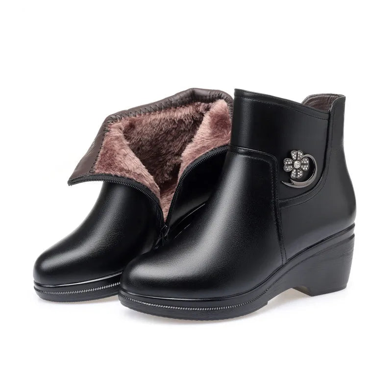 Schwarze Stiefelette mit Keilabsatz und flauschigem Futter, seitlicher Schmucklasche