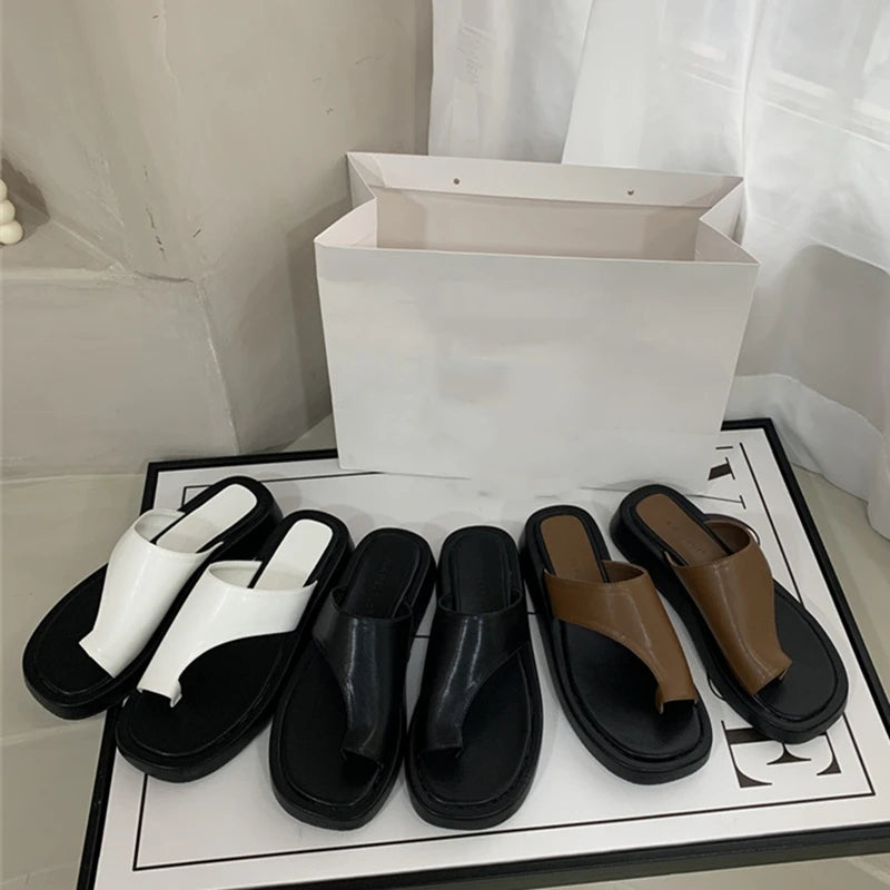 AIYUQI 2025, neue Damen-Hausschuhe, Slip-on-Strandschuhe mit flachen Sohlen, große Damensandalen mit dicken Sohlen