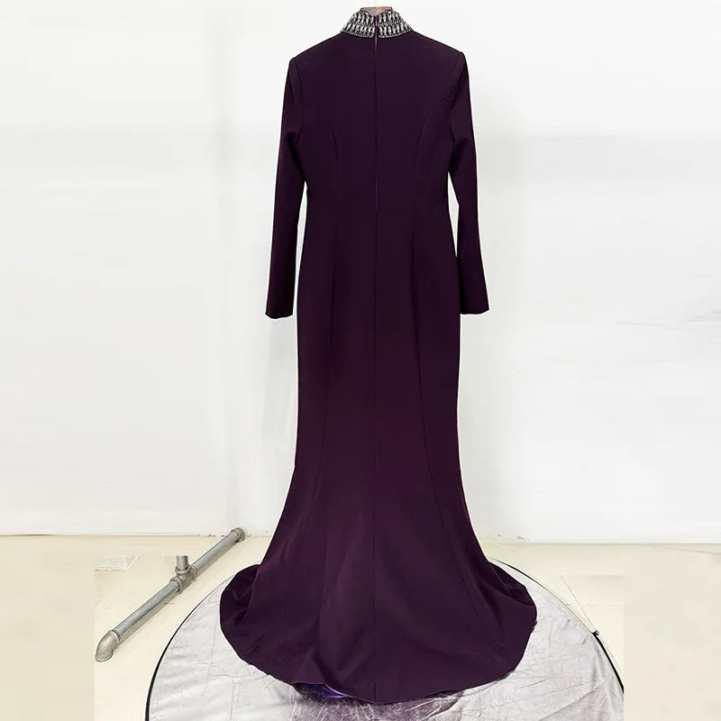 Zweiteiliges Damen-Set mit Stickerei: Langarm-Oberteil mit Reverskragen und hoch taillierte, lange Hose – stilvoll und elegant.