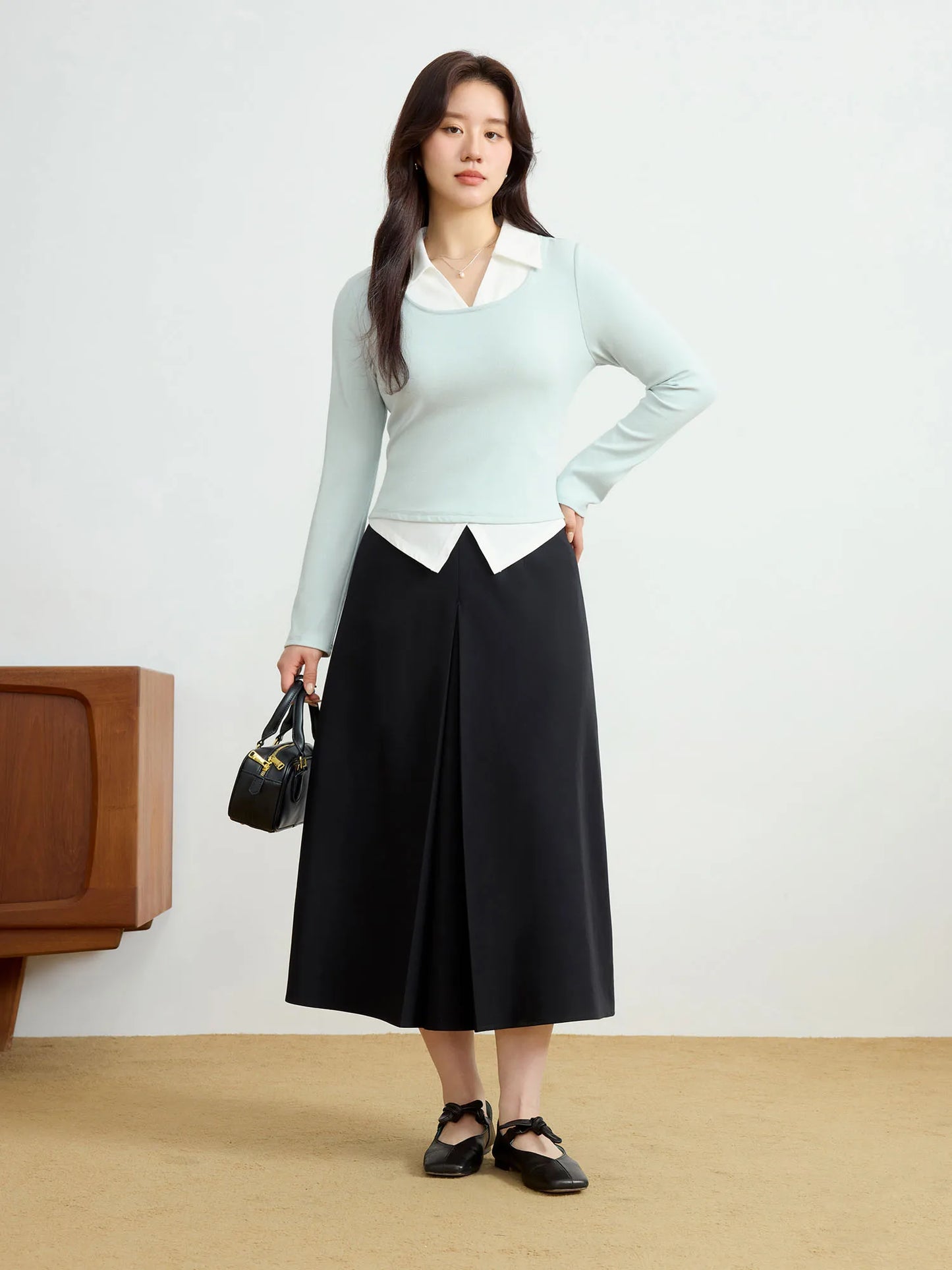 Elegante Damen-Spitzenbluse mit langen Ärmeln und Knopfleiste in sanftem Beige und Lila – ideal für den Winter.