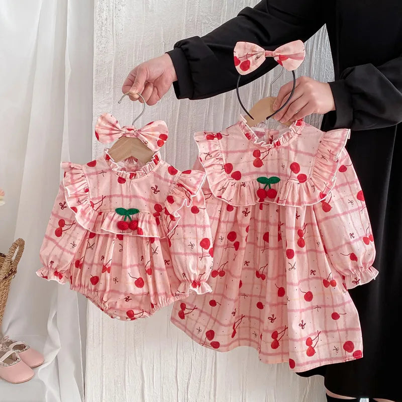 Mädchen Bodysuit mit niedlichem Kirschdruck für kleine Schwestern im Herbst