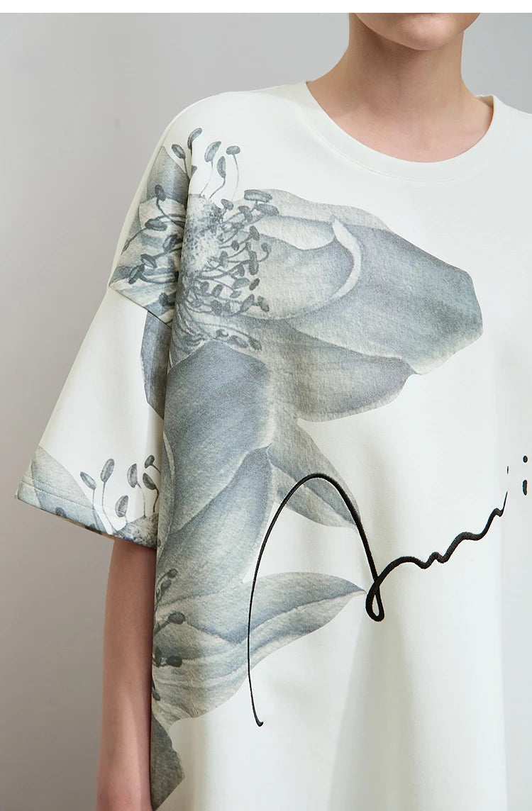 Damen T-Shirt mit lockerem O-Ausschnitt und Blumenmuster sowie Stickerei