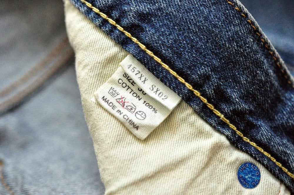 Männer Jeans im Vintage-Stil mit bestickten Patches und zerrissenen Details