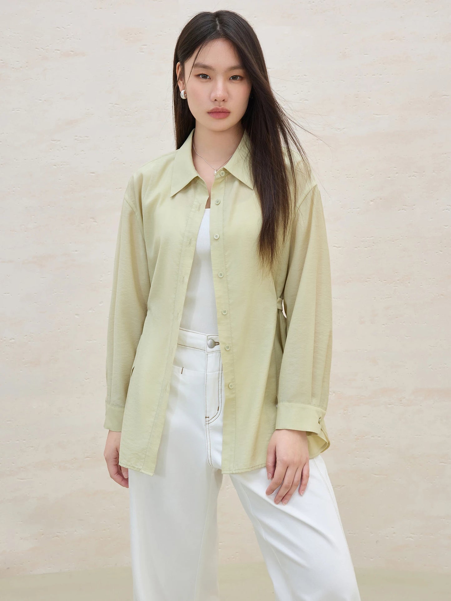 Kurzes Damen-Strickshirt mit V-Ausschnitt und Hohldesign – ideal fürs Büro